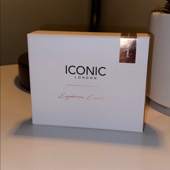 ICONIC LONDON Other - Iconic London eyebrow cushion